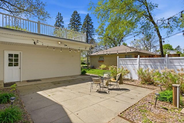 330 Manor CIRCLE, Bayside, WI 53217
