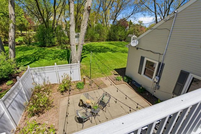 330 Manor CIRCLE, Bayside, WI 53217