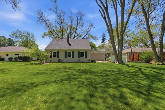 330 Manor CIRCLE, Bayside, WI 53217