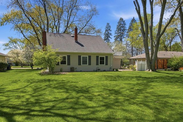 330 Manor CIRCLE, Bayside, WI 53217