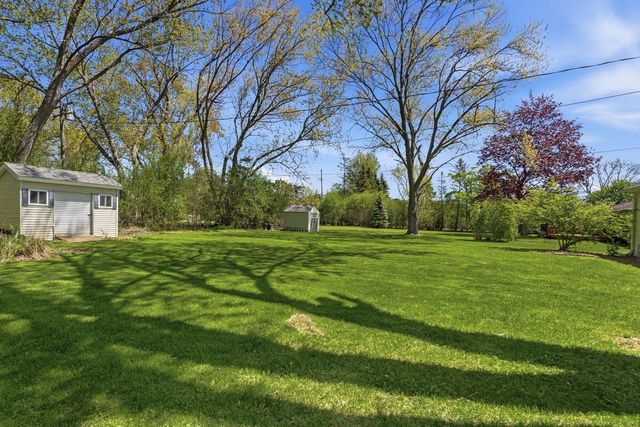 330 Manor CIRCLE, Bayside, WI 53217