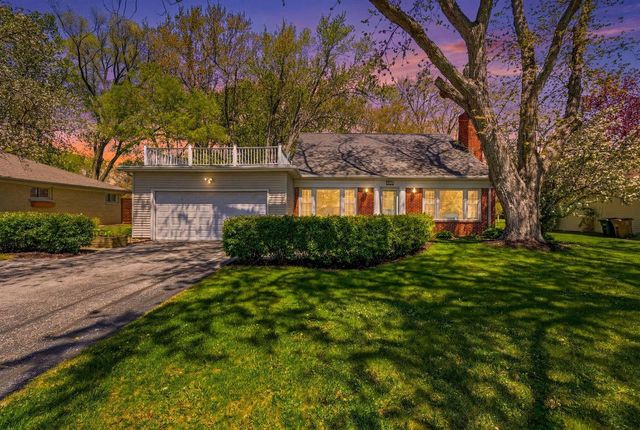 330 Manor CIRCLE, Bayside, WI 53217