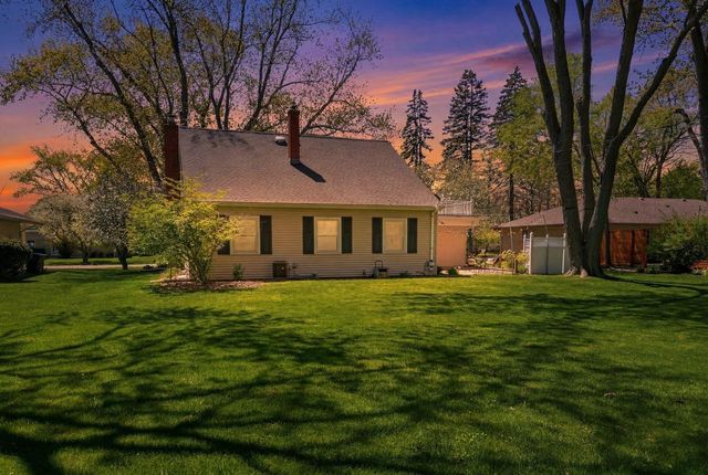 330 Manor CIRCLE, Bayside, WI 53217