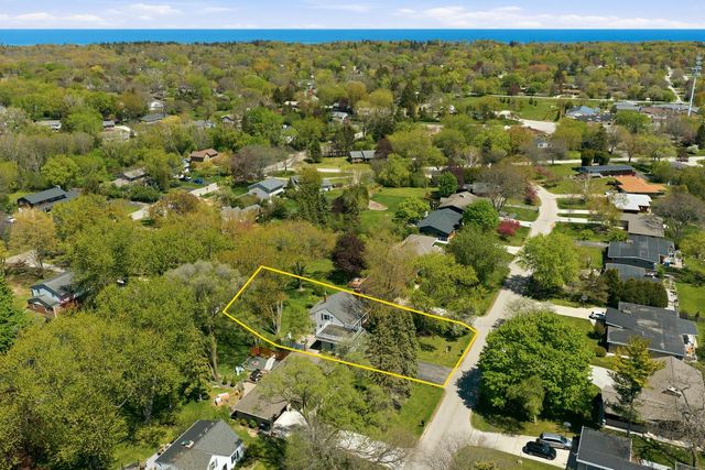 330 Manor CIRCLE, Bayside, WI 53217