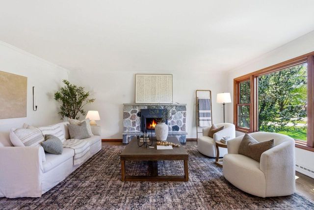 330 Manor CIRCLE, Bayside, WI 53217