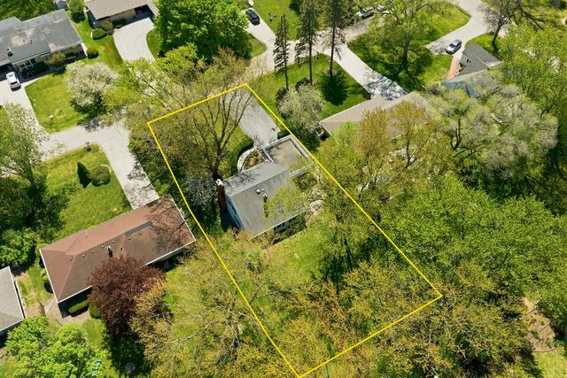 330 Manor CIRCLE, Bayside, WI 53217