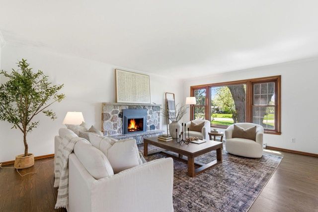 330 Manor CIRCLE, Bayside, WI 53217