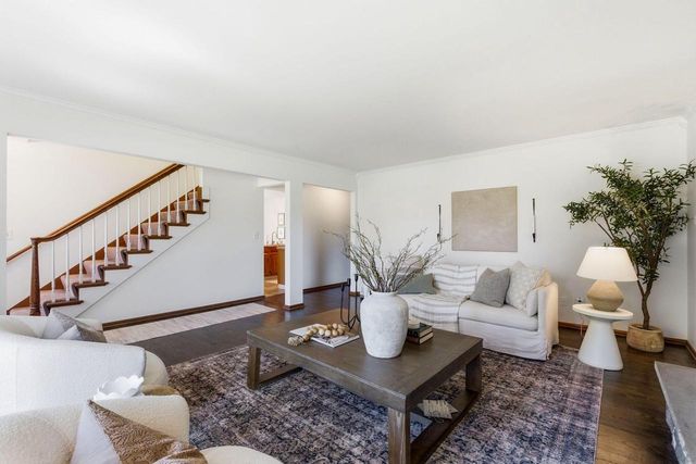 330 Manor CIRCLE, Bayside, WI 53217