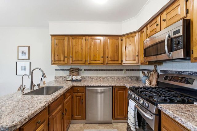 330 Manor CIRCLE, Bayside, WI 53217