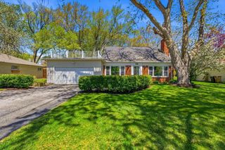330 Manor CIRCLE, Bayside, WI 53217