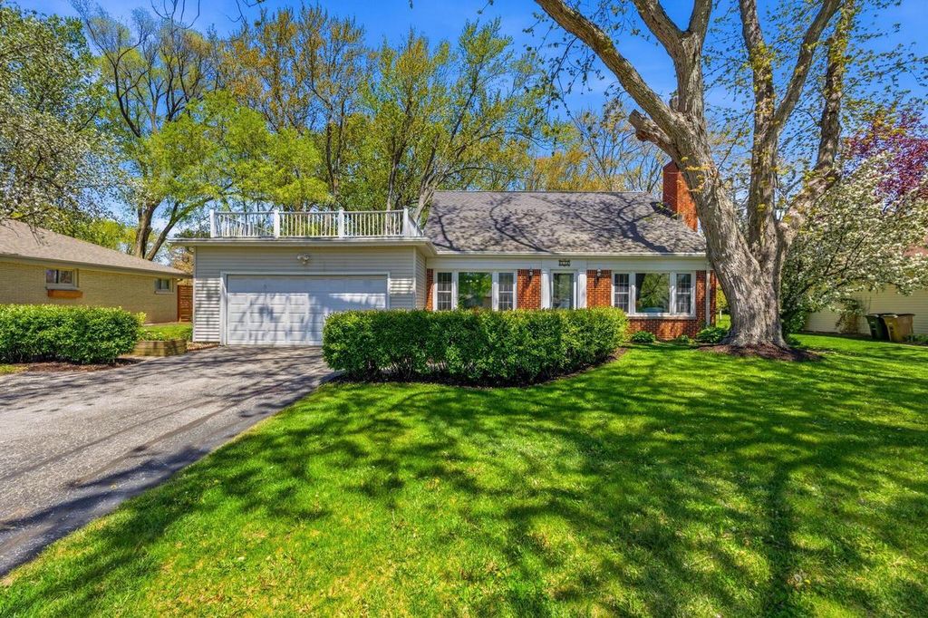 330 Manor CIRCLE, Bayside, WI 53217