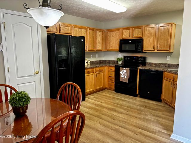 7507 Pony Haven Dr, Louisville, KY 40214