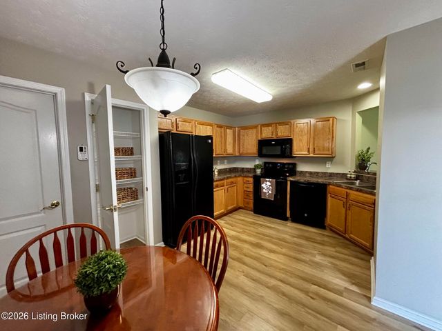 7507 Pony Haven Dr, Louisville, KY 40214