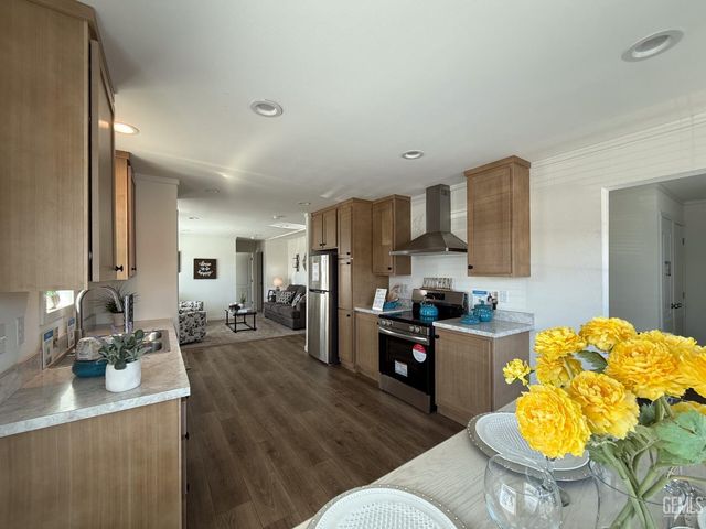 21 Northrup Street, Bakersfield, CA 93307