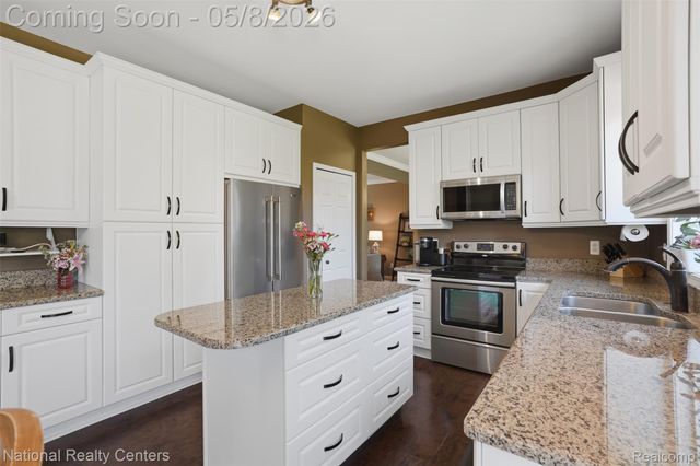 24282 Lynwood Drive, Novi, MI 48374
