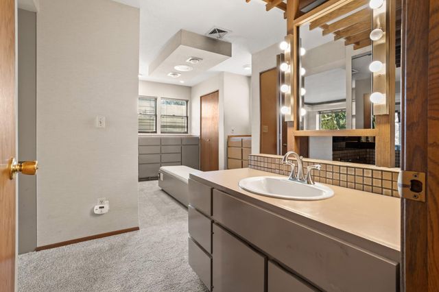 909 Southwood Drive S, Fargo, ND 58103