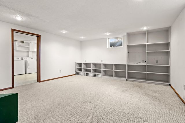 909 Southwood Drive S, Fargo, ND 58103