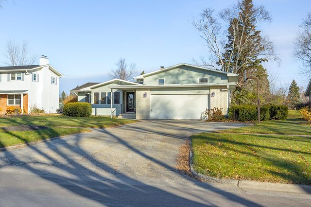 909 Southwood Drive S, Fargo, ND 58103