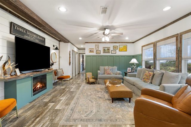 830 Ulrich RD, Johnson City, TX 78636