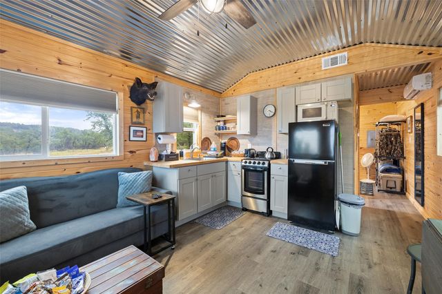 830 Ulrich RD, Johnson City, TX 78636