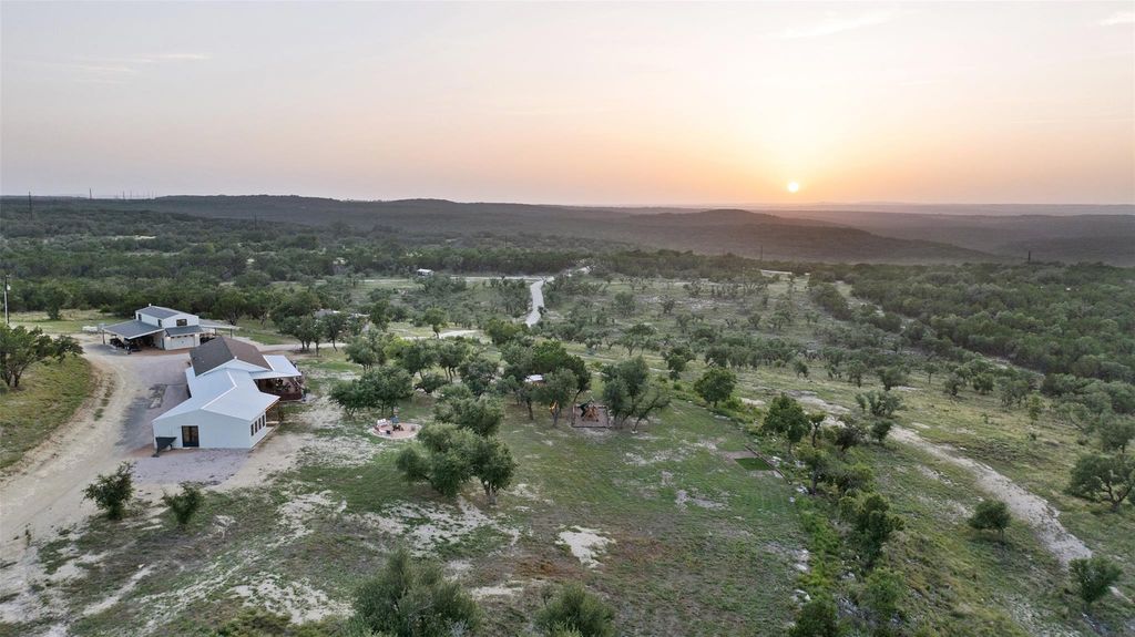 830 Ulrich RD, Johnson City, TX 78636