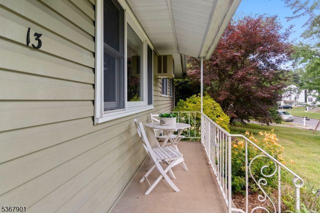 13 Marudy Dr, Clinton Town, NJ 08809