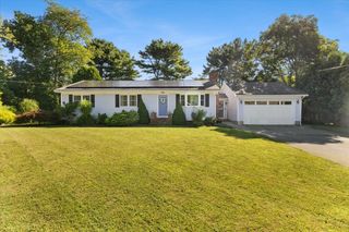 16 Green Meadow Dr, Acushnet, MA 02743