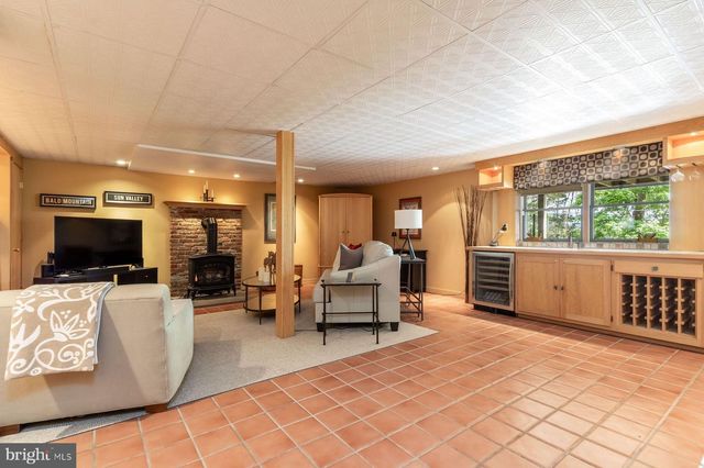 272 HEADQUARTERS RD, Erwinna, PA 18920