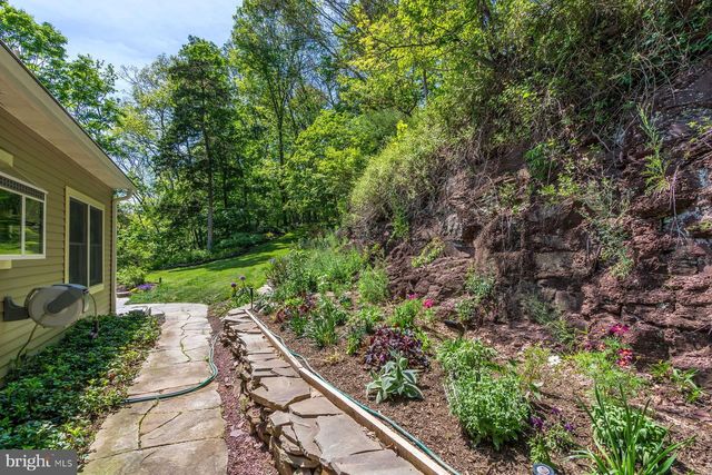 272 HEADQUARTERS RD, Erwinna, PA 18920