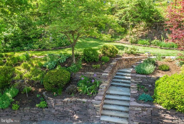 272 HEADQUARTERS RD, Erwinna, PA 18920
