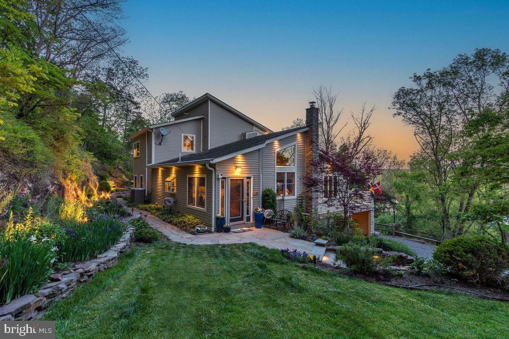 272 HEADQUARTERS RD, Erwinna, PA 18920