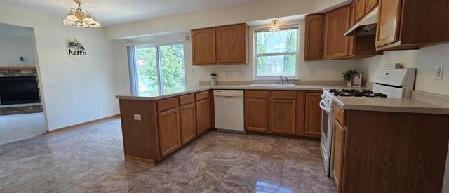 588 E Randy ROAD, Oak Creek, WI 53154