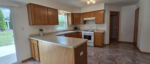588 E Randy ROAD, Oak Creek, WI 53154