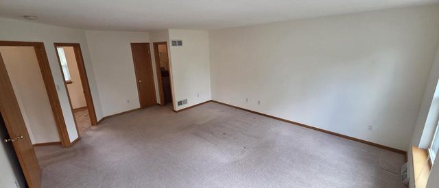 588 E Randy ROAD, Oak Creek, WI 53154