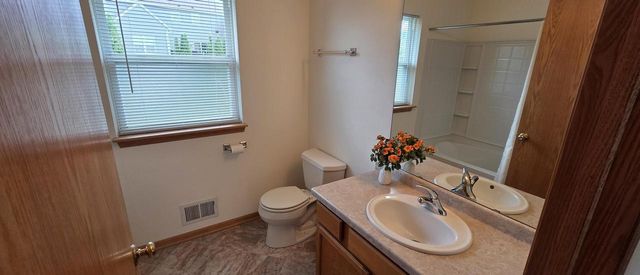 588 E Randy ROAD, Oak Creek, WI 53154