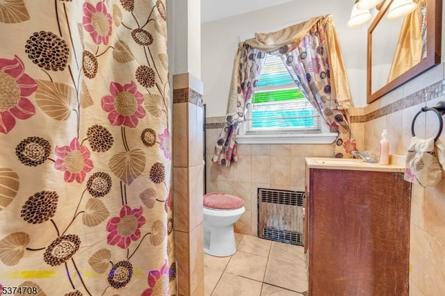 831 Gibbons Ct, Elizabeth City, NJ 07202