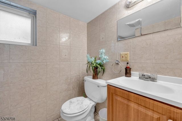 831 Gibbons Ct, Elizabeth City, NJ 07202