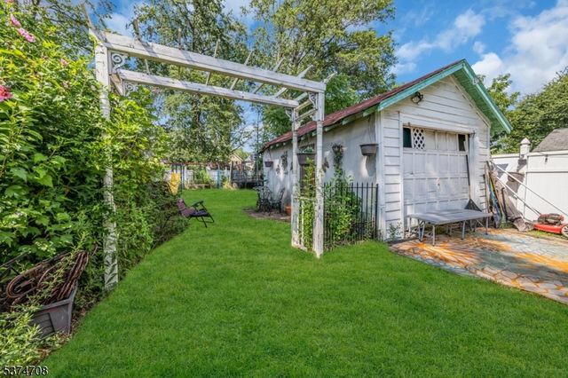 831 Gibbons Ct, Elizabeth City, NJ 07202