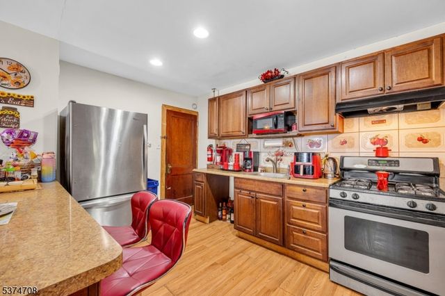 831 Gibbons Ct, Elizabeth City, NJ 07202