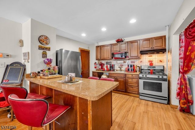 831 Gibbons Ct, Elizabeth City, NJ 07202