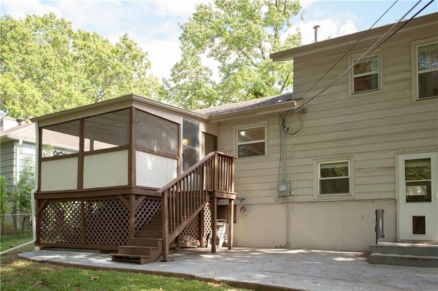 8808 W 89th Street, Overland Park, KS 66212