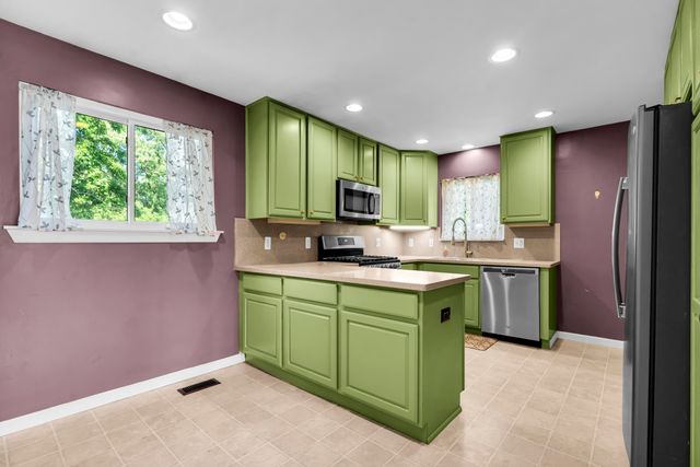 21009 Robinwood Street, Farmington, MI 48336
