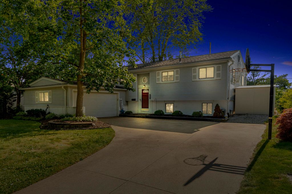 21009 Robinwood Street, Farmington, MI 48336