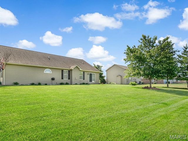 4020 Autumn Oak Drive, Smithton, IL 62285