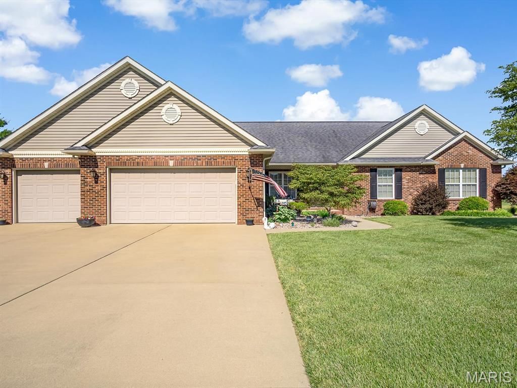 4020 Autumn Oak Drive, Smithton, IL 62285