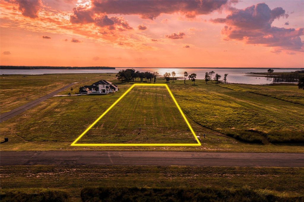 524 Shores Drive, Honey Grove, TX 75446