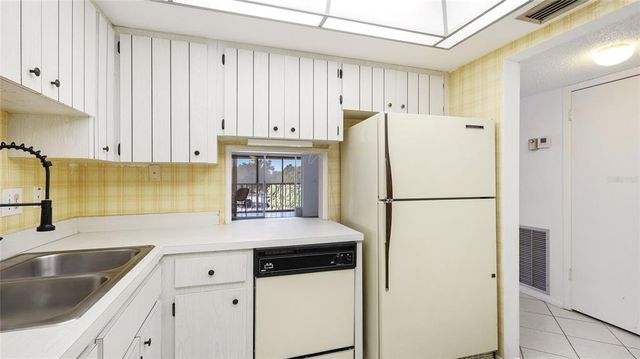 1330 GLEN OAKS DRIVE E 374D, Sarasota, FL 34232