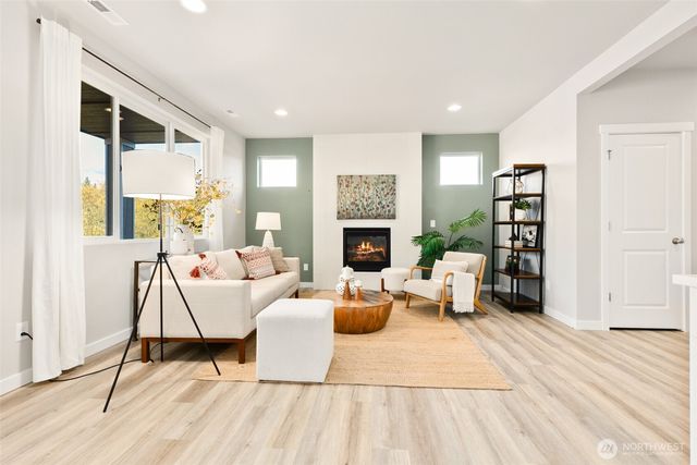 318 NE Shadowhawk Lane, Bremerton, WA 98311