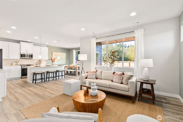 318 NE Shadowhawk Lane, Bremerton, WA 98311