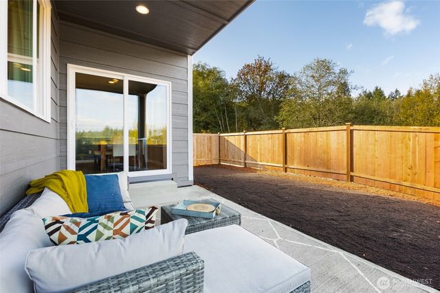 318 NE Shadowhawk Lane, Bremerton, WA 98311